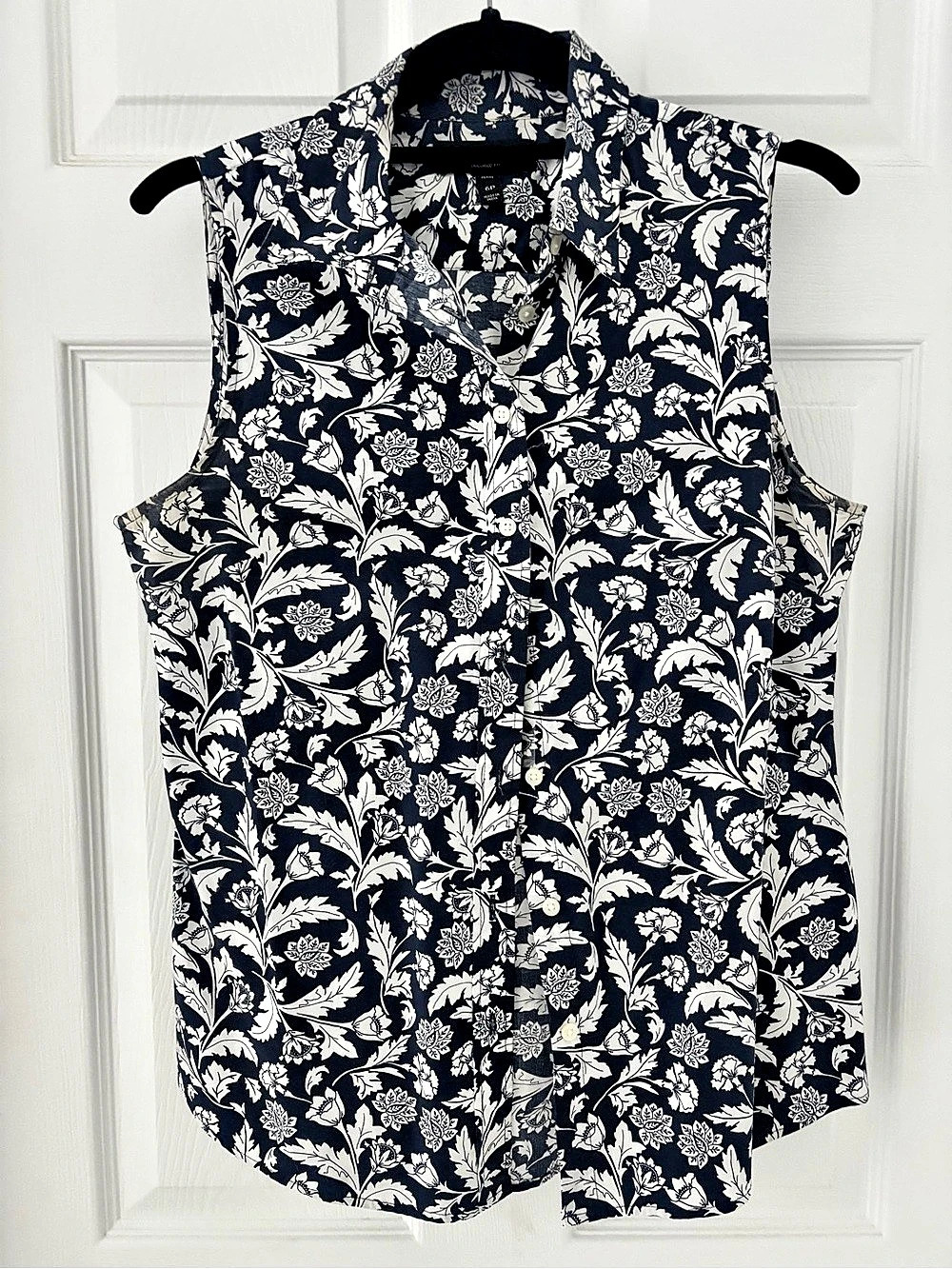 Banana Republic Tailored Fit Petite 6P Floral Sleeveless Button Down in Blue &